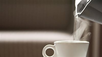 ماذا يحدث للجسم عند تناول كوب ماء ساخن يوميًا؟