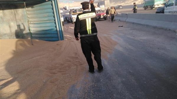 انقلاب سيارة محملة