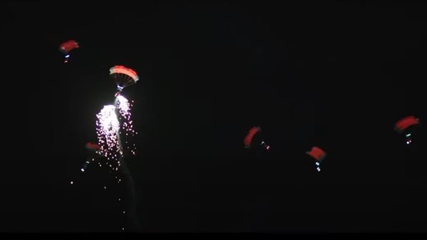 عرض بالمظلات 