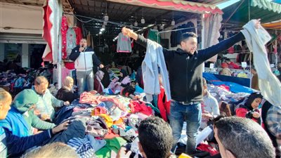 ملابس الأطفال بـ 5 والكبار بـ 10 في سوق البالة ببورسعيد | صور وفيديو