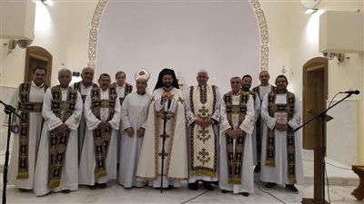 الأنبا باخوم يترأس صلاة القداس الإلهي بكنيسة القاهرة الجديدة