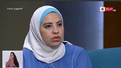 بعد حرمانها من الأمومة 20 عاما.. سيدة تطلب الطلاق من زوجها لـ تتبنى طفلة وجدتها بالطريق