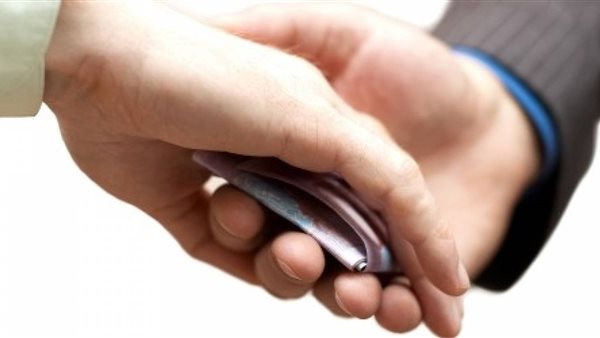 مواطن يتلقى رشوة