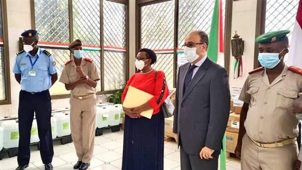 السفير المصري يسلم