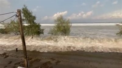 قصر الملك غرق.. تسونامي تونجا يثير الرعب في 176 جزيرة بالمحيط الهادي