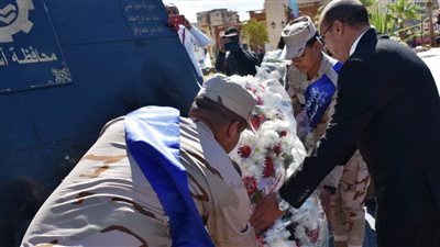 وضع إكليل الزهور على نصب الشهداء احتفالا بعيد أسوان القومي