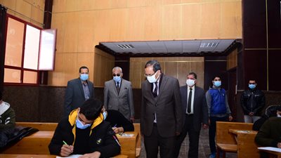 رئيس جامعة سوهاج يتابع سير امتحانات الفصل الدراسي الأول