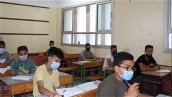 طلاب الصف الأول الإعدادي