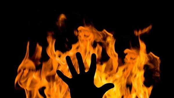 سيدة تشعل النيران