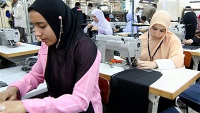 الحق في إنهاء عقد العمل وعامين إجازة رعاية للطفل.. كيف نظم الشيوخ حقوق المرأة العاملة؟