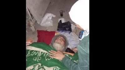  تركوه بين الحياة والموت.. أبناء يلقون بوالدهم المريض في الشارع ومتطوعة ترافقه حتى المستشفى | صور