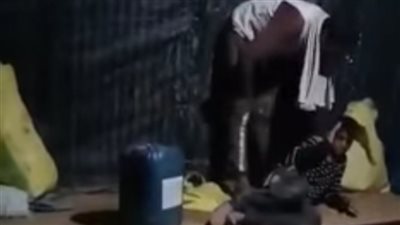 والنبي خلاص يا عم خليفة كتفي وجعني.. تداول فيديو لرجل يعذب طفلا لإجباره على عمل شاق 