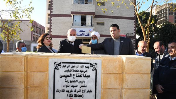 محافظ قنا يضع حجر