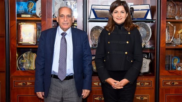 وزيرة الهجرة مع خبير