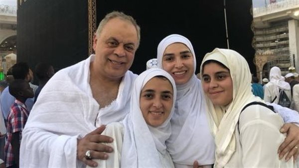 روجينا وابنتيها وزوجها