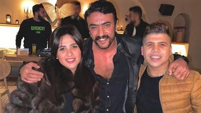 ياسمين عبد العزيز وأحمد العوضي يحتفلان بميلاد الفنانة بحضور عمر كمال