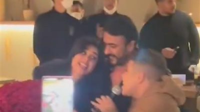 ياسمين عبد العزيز تشارك عمر كمال الغناء في عيد ميلادها | فيديو