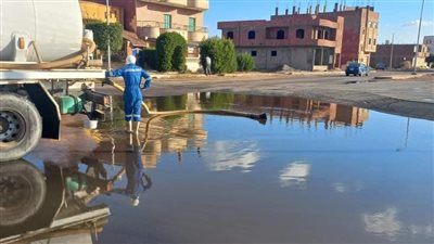 الوحدة المحلية برأس غارب تواصل أعمال شفط تجمعات مياه الأمطار| صور