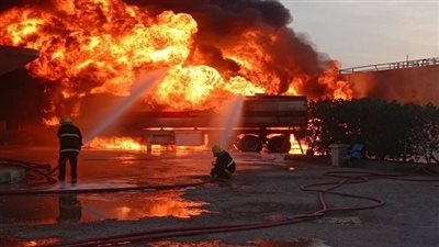 بعد تهديد الحوثيين وإعلان مسؤوليتهم.. الإمارات تعلن انفجار 3 صهاريج بترول واندلاع حريق بمطار أبو ظبي 