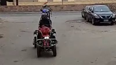 شاب أقصري يخترع سيارة من الخردة: تعمل بالطاقة الشمسية وتسير بسرعة 80 كم في الساعة | بث مباشر