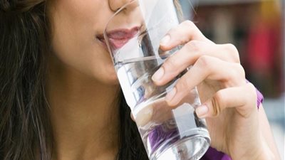 بعد وفاة سيدة بسببه.. خبيرة تغذية تحذر من الإسراف في تناول الماء