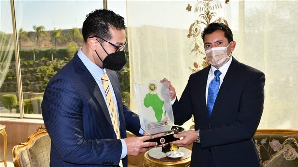 وزير الرياضة يلتقي