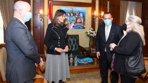 وزيرة الهجرة مع السفير