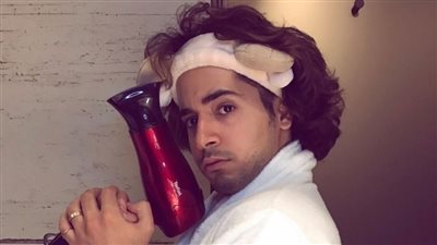 بعد إجرائه 50 جلسة لإزالة شاربه.. بدر خلف يتساءل عن كيفية التخلص من الشعر الزائد | فيديو جراف