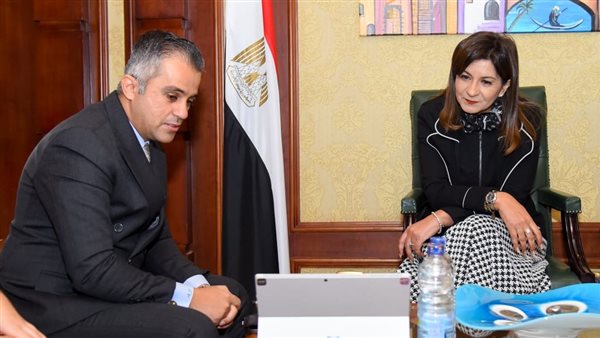 وزيرة الهجرة 