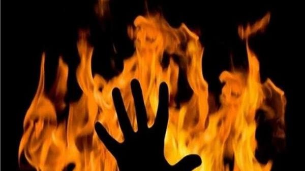 شاب يشعل النيران