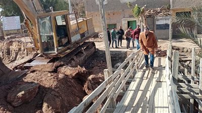 رئيس مدينة ملوى يتابع أعمال إحلال وتجديد كوبرى شرموخ بالمنيا