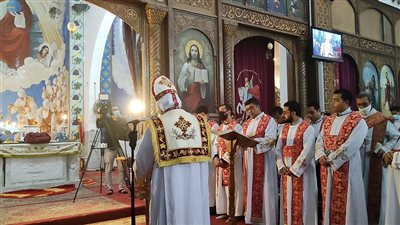 أجراس الكنائس تدق.. بدء مراسم قداس عيد الغطاس بكاتدرائية الأنبا شنودة بالغردقة | صور