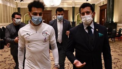 وزير الرياضة يتابع ترتيبات مباراة مصر والكاميرون مع البعثة والسفير وأبو ريدة 