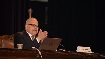 رئيس جامعة القاهرة يشدد على التطبيق الصارم للإجراءات الاحترازية والوقائية