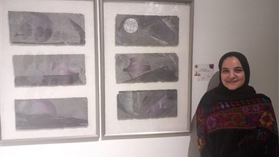 التشكيلية أميرة سعد: فوزي بجائزة صالون الشباب 6 جوابات بطريقة برايل وأهديه لروح والدي 