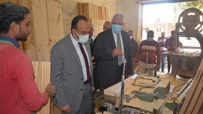 نائب محافظ المنيا يتفقد عددا من المحال والمشروعات ضمن إجراءات ومزايا التحول للقطاع الرسمي