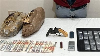 القبض على عنصر إجرامي بحوزته كمية من المخدرات وسلاح ناري بأسوان