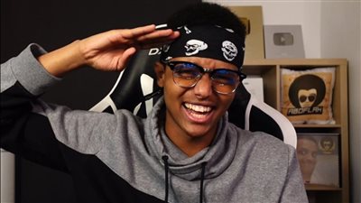 اليوتيوبر أبو فلة يجمع 10 ملايين دولار للاجئين بعد بقائه 12 يومًا بغرفة زجاجية | فيديو جراف