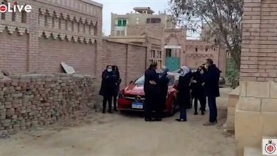 انتهاء دفن جثمان شقيقة الفنان أحمد سلامة.. والعائلة تودعها إلى مثواها الأخير