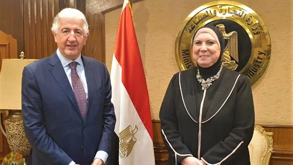 وزيرة التجارة والصناعة