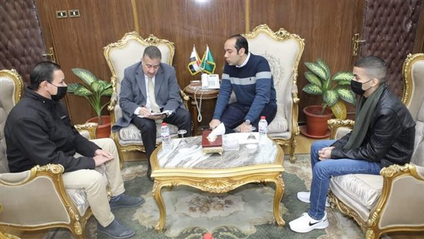 محافظ المنوفية وشاب