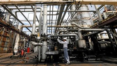 خبير يكشف أسباب ارتفاع أسعار خام البترول لـ 90 دولارا للبرميل | فيديو