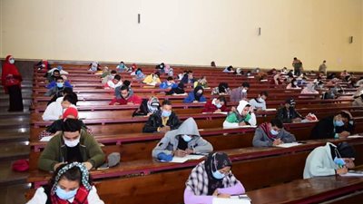 67 ألف طالبة وطالبة يواصلون أداء الامتحانات بجامعة سوهاج | صور