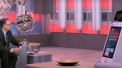 شريف عامر يجري حوارا مع روبوت على الهواء 