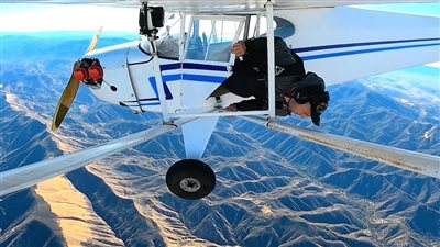 فتح باب الطائرة عمدًا وقفز منها.. يوتيوبر أمريكي يوثق المغامرة المخيفة| فيديو