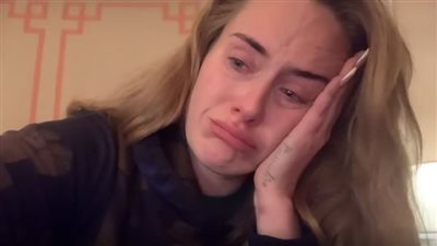 لا نستطيع فعل شيء.. أديل تبكي بسبب انتشار فيروس كورونا بين فريقها | فيديو