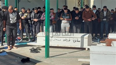 أداء صلاة الجنازة على والد محمد زيدان بـ الكبير المتعال ببورسعيد | صور وفيديو 