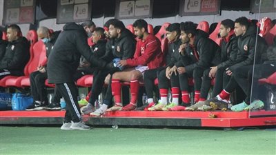 طبيب الأهلي يعلن إصابة ثنائي الفريق في السمانة والخلفية