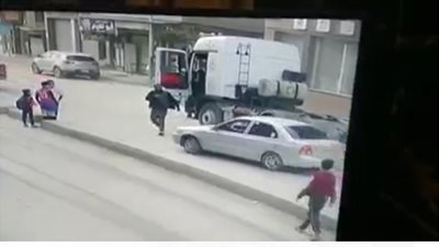 كاميرا مراقبة توثق لحظة دهس سيارة ملاكي لسائق نقل ثقيل بالعريش | فيديو