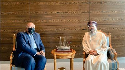 شكري يصل إلى مسقط ويلتقي نظيره العماني |صور